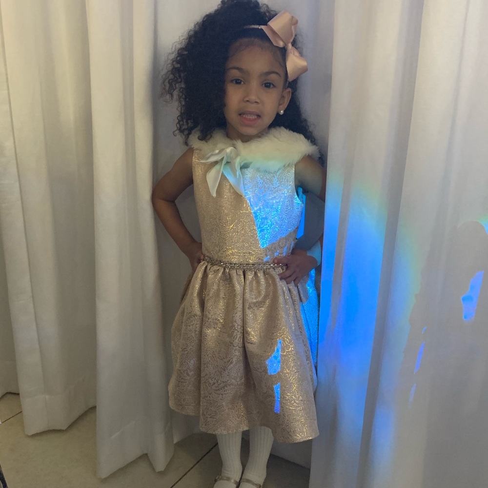 Gold dress (hair accessories and neck Shaw) not